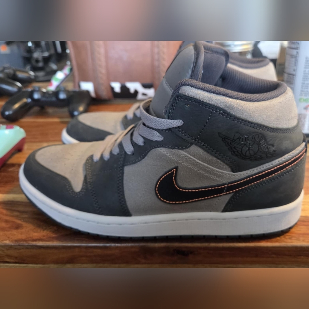 Nike Men's Air Jordan 1 Mid SE Night Stadium - Black Grey Orange Size 9.5